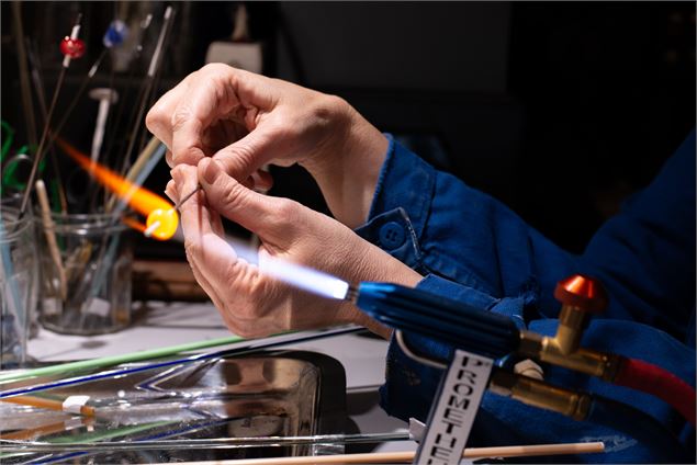 Démonstration du travail d’une fileuse de verre - Oui