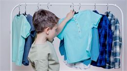 enfant choisissant son vêtement - canva