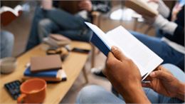 lecture d'un livre - canva