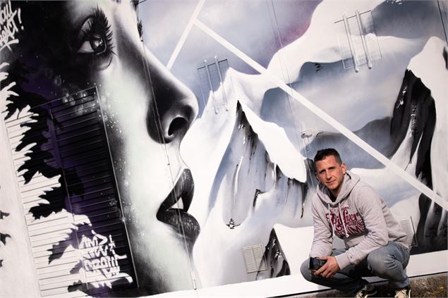Alan Ezur et sa fresque du Cernix lors du Val d'Arly Street Art Festival 2025 - Office de Tourisme d