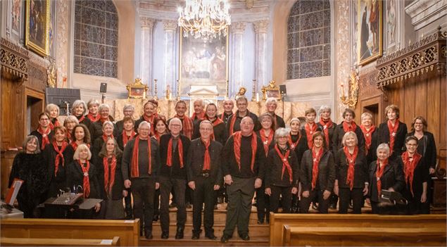 Photo de l'ensemble de la chorale dans l'église - cp