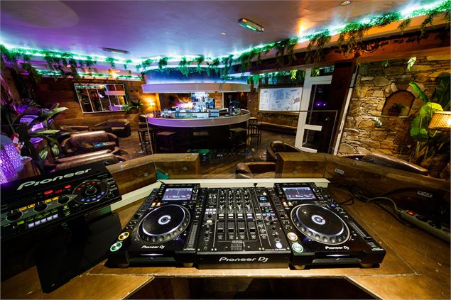 DJ Set - Bubble and Crisp aux platins_Les Allues - Sylvain Aymoz