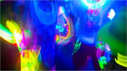 personne en fluo qui dansent dans une soirée - canva