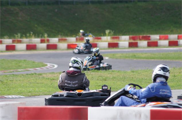 personnes faisant du kart sur circuit - canva