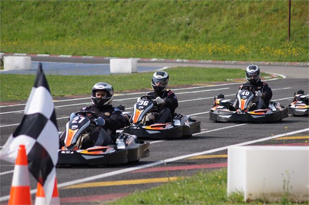 personnes faisant du kart sur circuit - OT Rumilly Albanais
