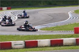 personnes faisant du kart sur circuit - OT Rumilly Albanais