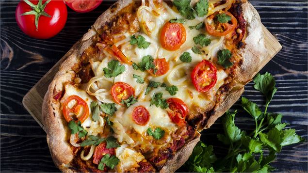 pinsa sur une table - canva