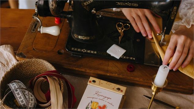 couturière en train de coudre - canva