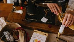 couturière en train de coudre - canva