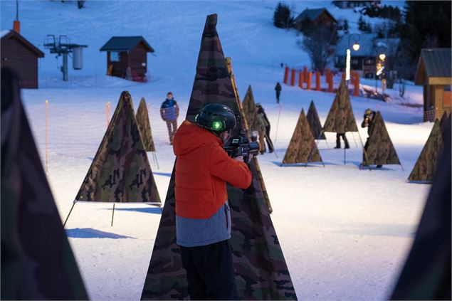 Enfant participant à l'animation laser game - OT Saint Jean d'Arves Les Sybelles
