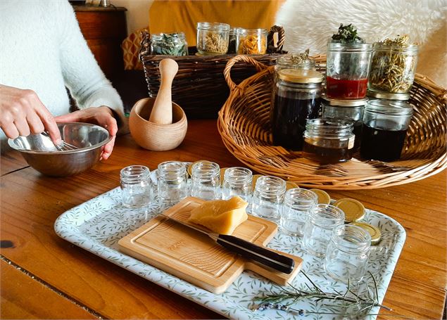 Atelier fabrication de baume aux plantes en Savoie - Muriel Lallée