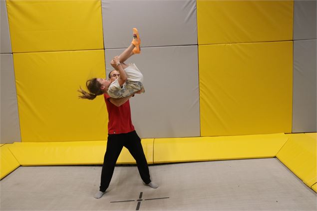 Acrobatie en duo_Megève - mairie_megeve