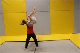 Acrobatie en duo_Megève - mairie_megeve