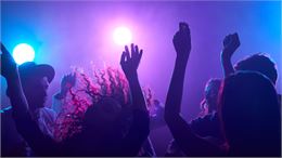 personnes qui dansent sur la piste - canva