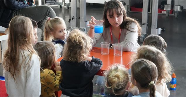 Une médiatrice expliquant aux enfants - Turbine sciences