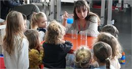 Une médiatrice expliquant aux enfants - Turbine sciences