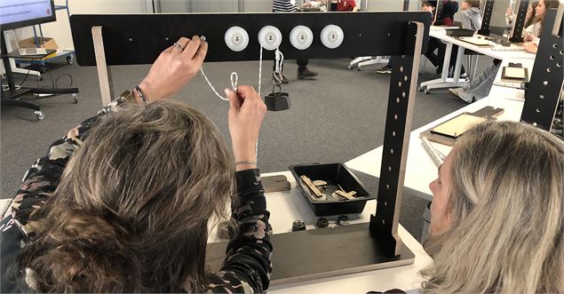 Deux femmes expérimentent un système de poulie - La Turbine sciences