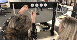 Deux femmes expérimentent un système de poulie - La Turbine sciences