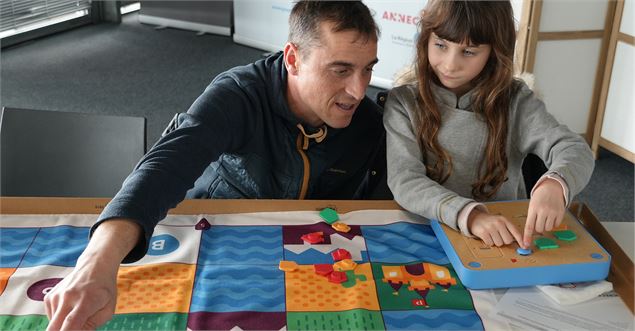 Un père avec sa fille s'amusant à programmer cuvette - La Turbine sciences