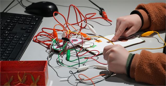 Un enfant teste le dispositif - La Turbine sciences