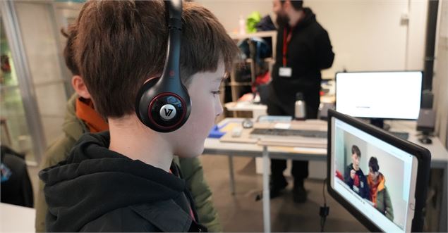 Deux ados visionnent leur passage à la TV - La Turbine sciences