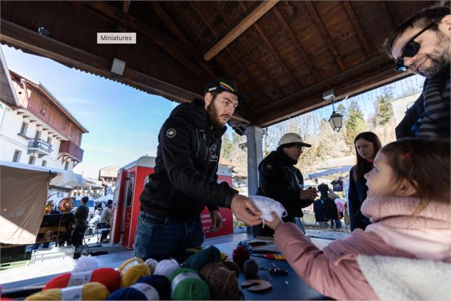 Atelier pompons pour bonnet_Samoëns - @Samoens