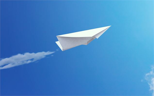 Avion en papier - Canva