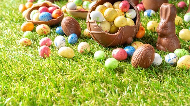 paniers avec des oeufs en chocolat dedans - canva