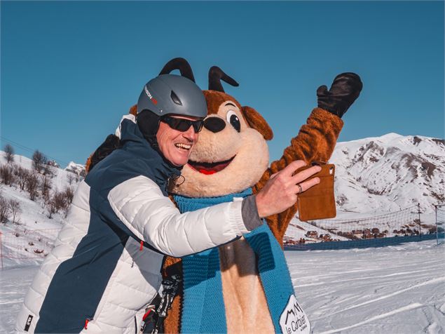 Selfie avec notre mascotte Max des neiges, au Corbier - Office de Tourisme Le Corbier