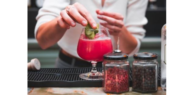 Un cocktail de couleur fuschia - Image libre de droits