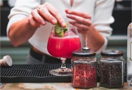 Un cocktail de couleur fuschia - Image libre de droits