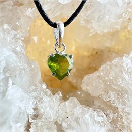 Une pierre certie en pendentif - Cristal Sources