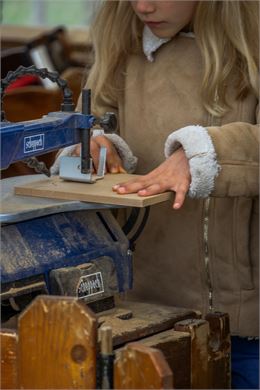 Une petite fille manie une scie sauteuse - Marion TODESCHINI