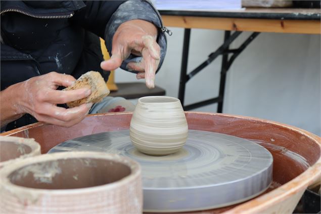 Une potière en plein tournage - SPL Destination Thonon