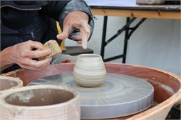 Une potière en plein tournage - SPL Destination Thonon