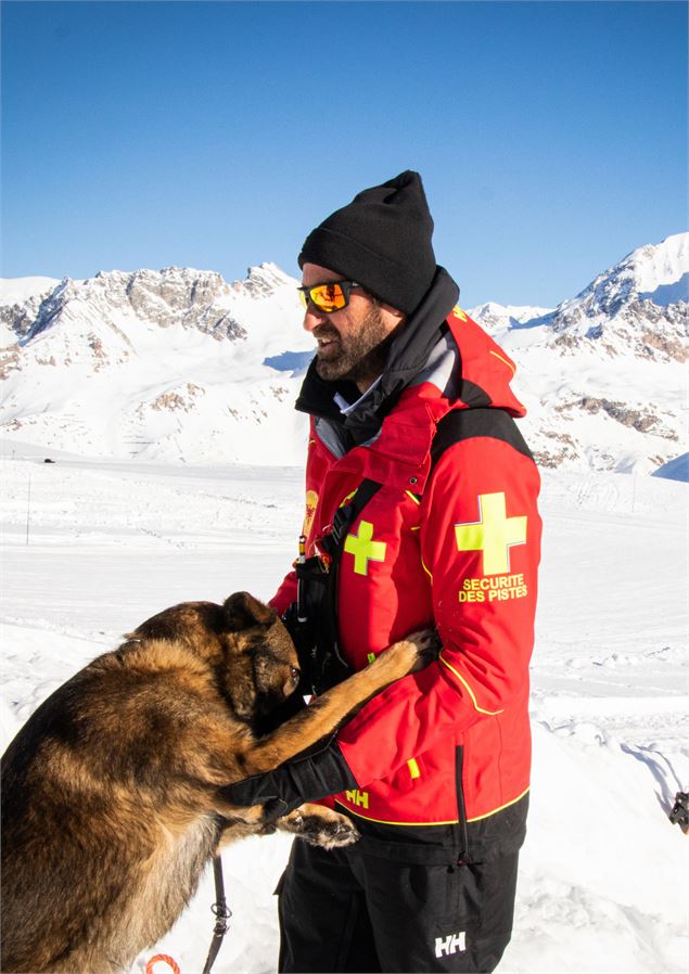 Pisteur de Val d'Isère et son chien d'avalanche - Angèle Barreira