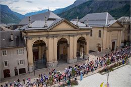 Passage du Tour 2024 devant la Cathédrale Saint-Jean-Baptiste - OTICoeurdemaurienne