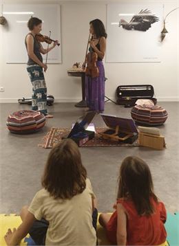 Petites Oreilles Musicales – Mini-concerts_Passy - Violon en montagne