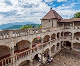 Cour et galeries du château - Dep74