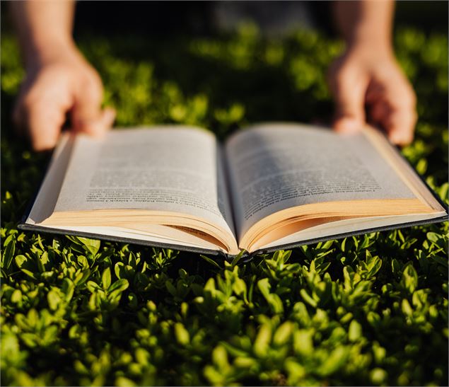 Lecture en plein air_Mont-Saxonnex - Canva