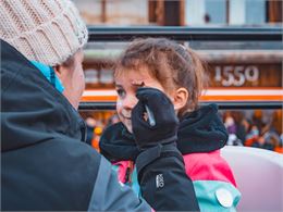 Petite fille qui se fait maquiller par notre animatrice au Corbier - Office de Tourisme Le Corbier