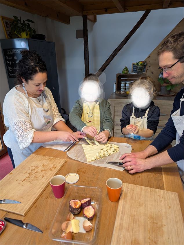 enfant et parent cuisinant ensemble - Atelier de Philomène