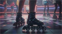 Gros plan Soirée Roller disco en intérieur - Gemini AI