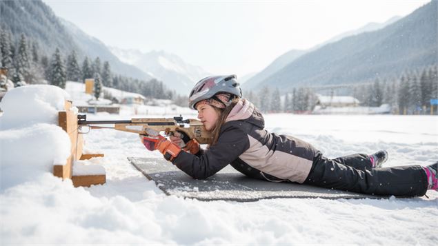 Une jeune fille sur le pas de tir allongée - Gemini AI