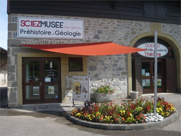 Vue extérieure du musée - Musée de préhistoire et géologie