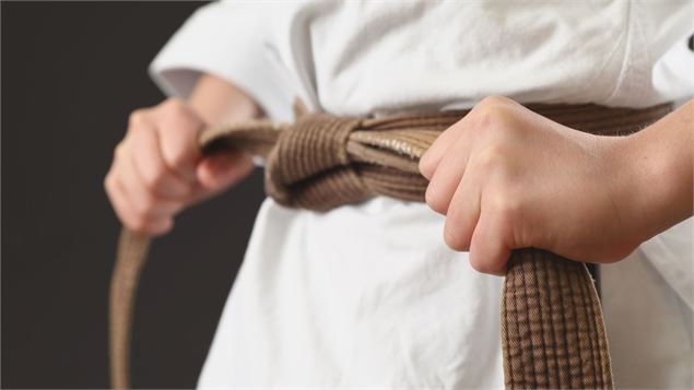 mains serrant la ceinture de judo - canva