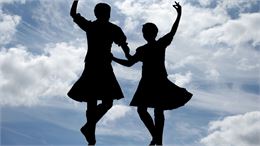 deux personnes qui dansent du folk - canva