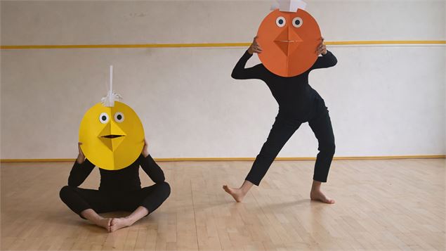 deux femmes qui dansent avec un masque oiseau sur la tete - canva