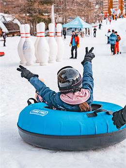 Curling humain sur le front de neige du Corbier - Office de Tourisme Le Corbier