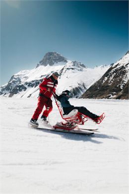 Initiation et découverte au handiski - Val d'Isère Téléphérique - Justin Galant